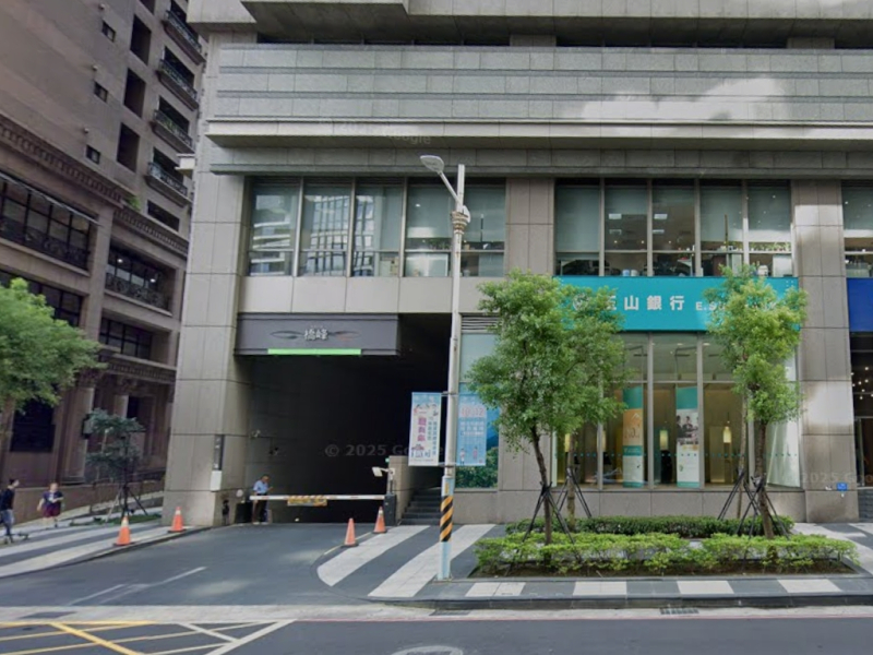 【新板特區中心】豪宅４車位｜鄰 板橋遠百、新北市府