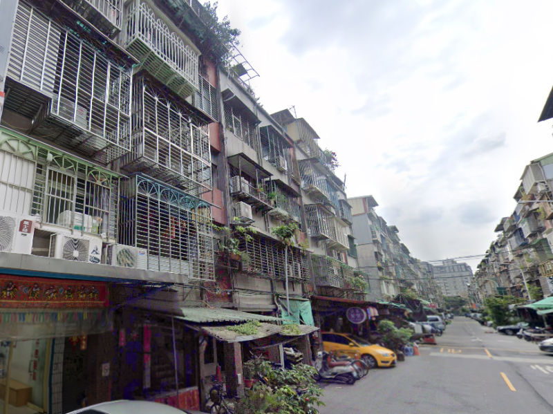 近中港國小、宏泰市場|新莊體育場