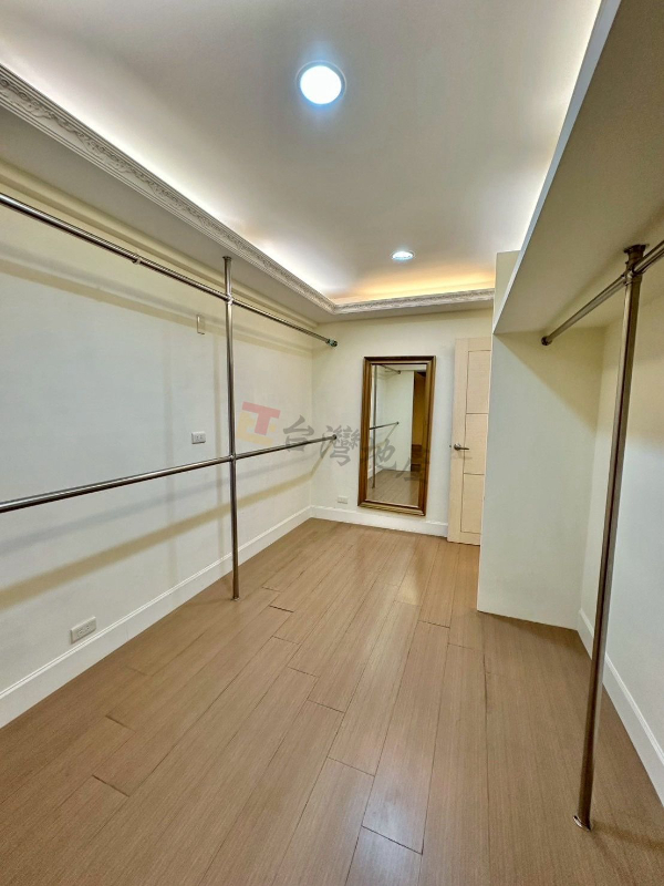 A09忠孝復興電梯華廈邊間大四房*